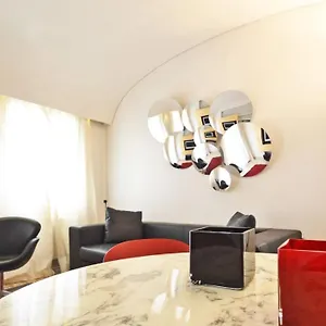Apartment Ai Bareteri Luxury Canal View, Venice